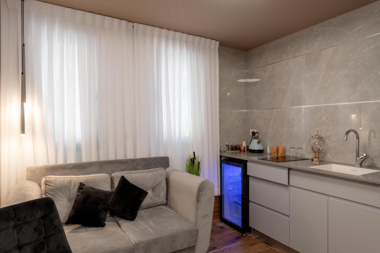 Colors Suites In Нетания Экстерьер фото